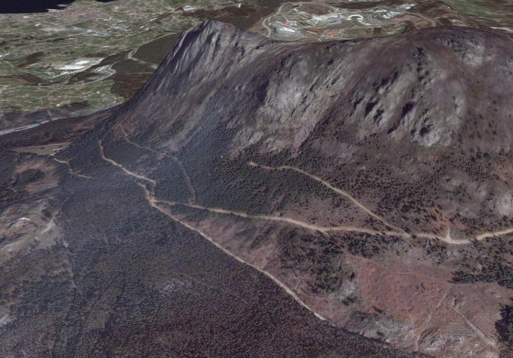 Serra do Galieiro con Google Earth e relevo esaxerado. A pista inferior  a que vn do Aloia