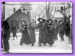 Manifestacin en Rochester, Nova York, esixindo melloras laborais, 1913. Orixinal en http://www.courses.rochester.edu/santora/women_labor_movement/pages/rochester_images.htm