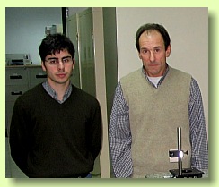  esquerda Rafael Comesaa.  dereita Jose Luis Fernndez, director do departamento de Metroloxa ptica da Universidade de Vigo.