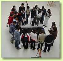 Alumnos e alumnas de 4A de ESO visitan a exposicin.
